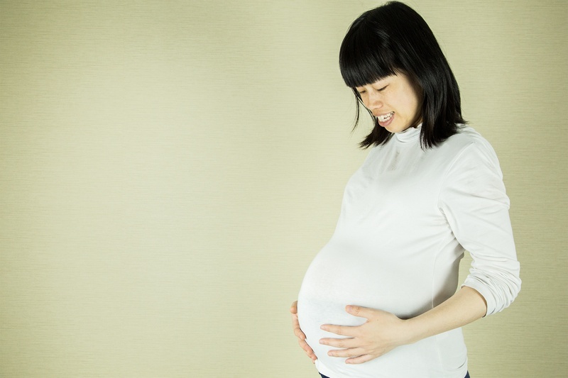 hairstyle, adult, belly, pregnancy, chinese, anticipation, pregnant women, wall - building feature, young, people, asian Ethnicity, asian, indoors, hands on stomach