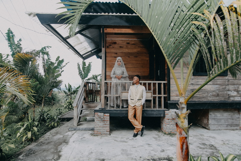 built structure, city, patio, lifestyles, metropolis, day, person, males, standing, architecture, outdoors, footwear, plant, garden, tree, nature, real people