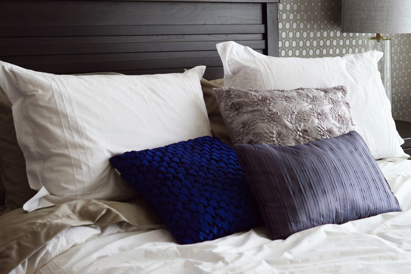 4K, furniture, absence, hotel room, no people, domestic room, relaxation, white color, comfortable, bedroom, luxury, pattern, pillow, indoors, house, home
