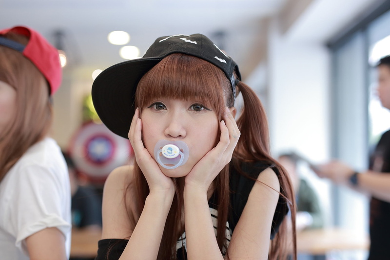 young adult, hairstyle, focus on foreground, adult, redhead, indoors, beauty, young women, beautiful woman, 1080P, Asian, baseball caps, bubble, leisure activity