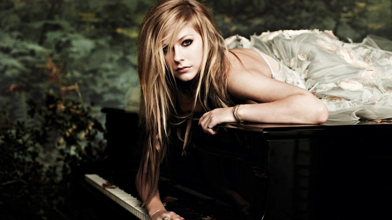 young adult, dress, Avril Lavigne, 1080P, portrait, adult, looking at camera, hair, beautiful woman, contemplation, singer, depression - sadness, beautiful people