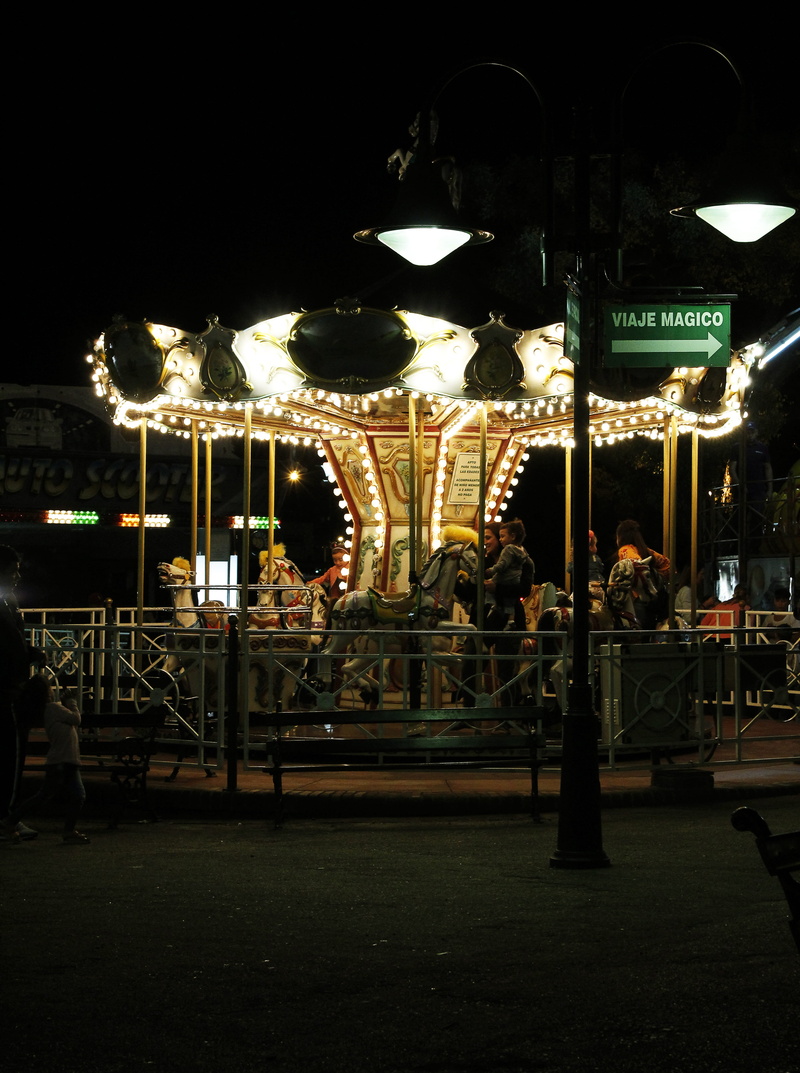 illuminated, animal representation, magico, amusement park ride, leisure activity, park, 4K, enjoyment, representation, theme park, outdoors, ferris wheel