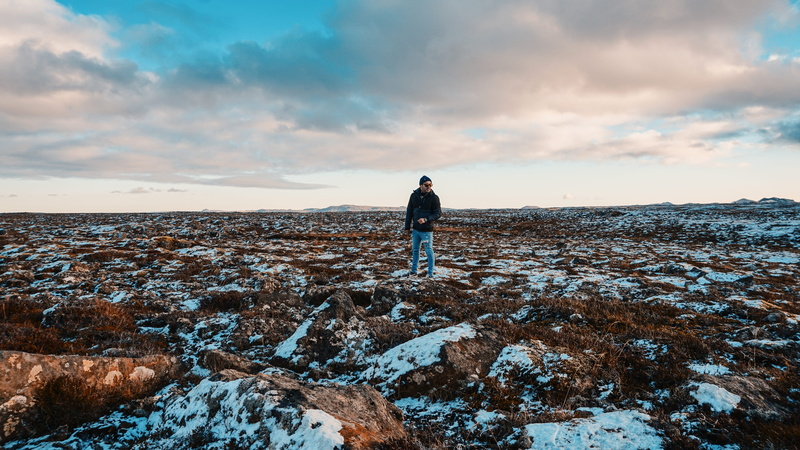 traveler, cold, travel, horizon over water, outdoors, adventura, cloud - sky, iceland, viajes, cold temperature, cloudy, nature, standing, bloggere, landscape
