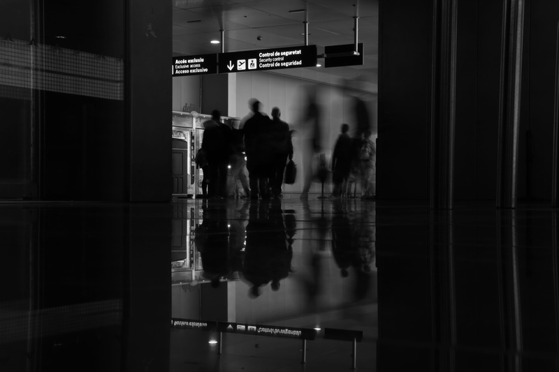 women, group, signage, maleta, terminal, persona, volar, 5K, people, mundo, airport, viaje, real people, glass - material, travel, silhouette, explorar