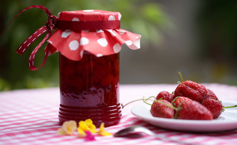 day, red, close-up, berry fruit, jars, fruit, food and drink, 1080P, table, temptation, cake, baked, focus on foreground, sweet, drink, refreshment, dessert