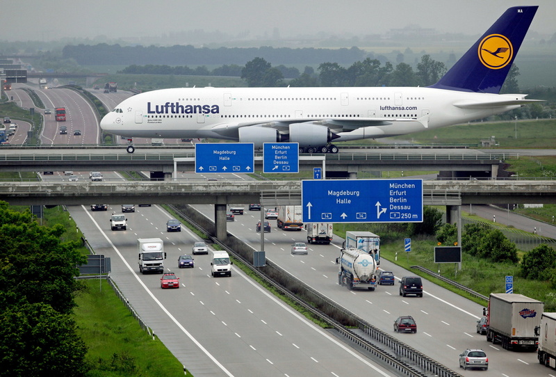 public transportation, outdoors, flying, A380, The plane, mode of transportation, Airliner, europe, nature, airport, airport Runway, motor vehicle, tourism