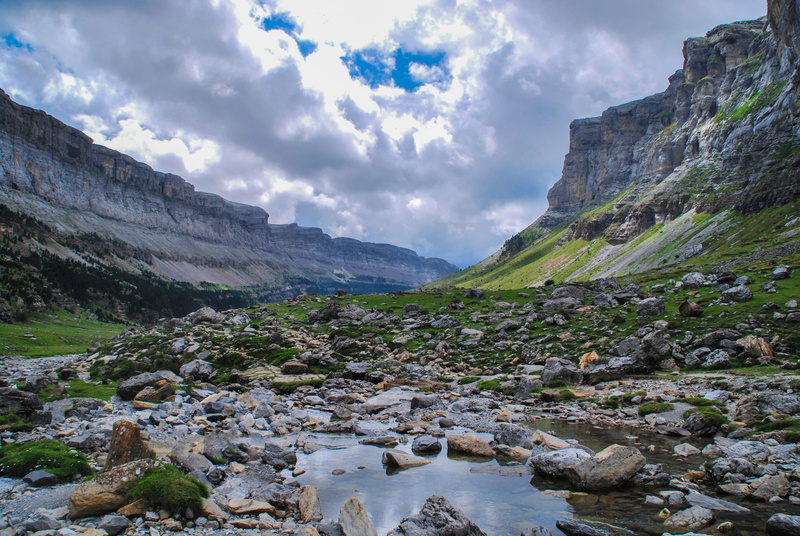 non-urban scene, outdoors, rock - object, water, nature, cloud - sky, españa, environment, relax, trekking, beauty in nature, meadow, lake, flowing water