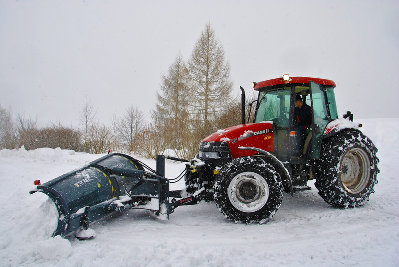 white, blade, blizzard, machine, cold temperature, mode of transportation, Cleaning, snowfall, motor vehicle, work, tree, equipment, land vehicle, photo