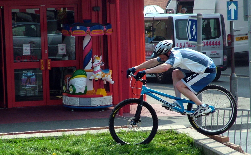 Bicycle, man, full length, land vehicle, nature, active, riding, Bike, cycling, built structure, leisure activity, offroad, adventure, 2K, mountain, street