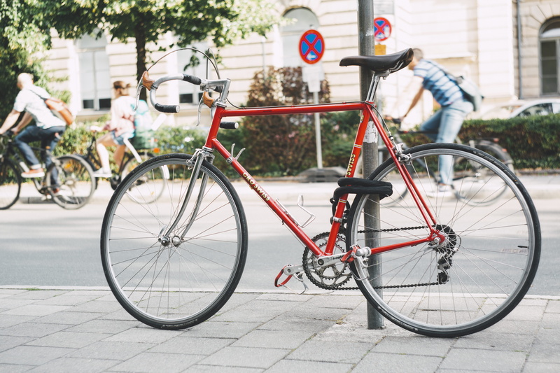 mountain bike, automobile, safety, person, leaning, sidewalk, gear ring, wheel, post, street, erlangen, car, focus on foreground, building exterior, high speed