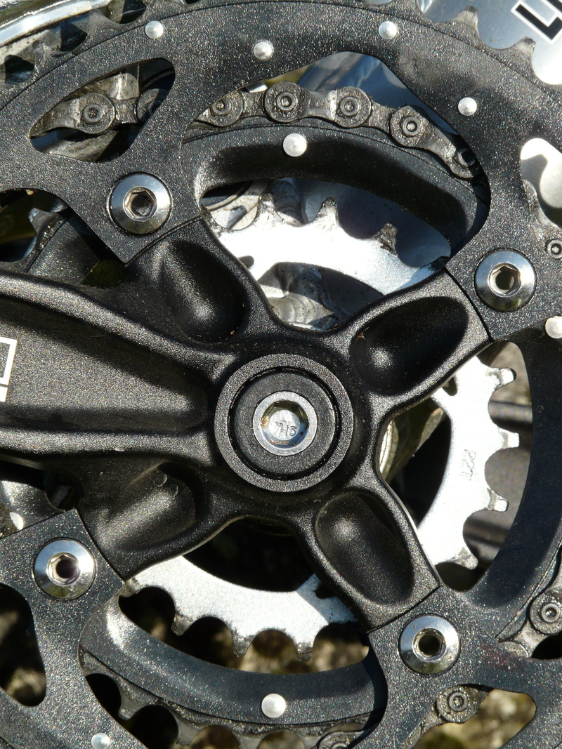 2K, industry, close-up, transportation, construction, engine, bike, full frame, high angle view, spokes, backgrounds, equipment, pinion gear, no people