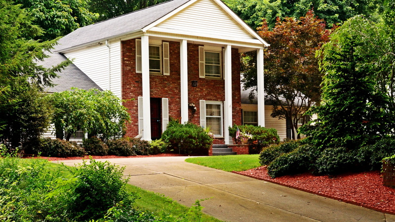 beauty in nature, lawn, tree, window, green color, architecture, residential district, built structure, hedge, 2K, building exterior, building, nature
