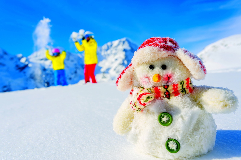 cold temperature, day, 2K, outdoors, childhood, snowmen, clothing, white color, snow, warm clothing, child, people, real people, innocence, winter, snowman