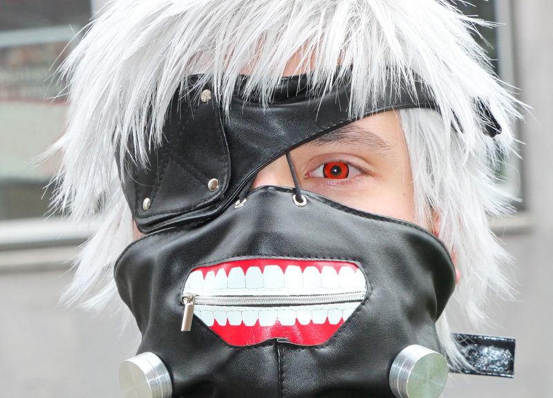 event, mythical creatures, kenkaneki, figure, focus on foreground, hair, cosplay, close-up, 1080P, red, obscured face, bangs, human face, women, comiccon