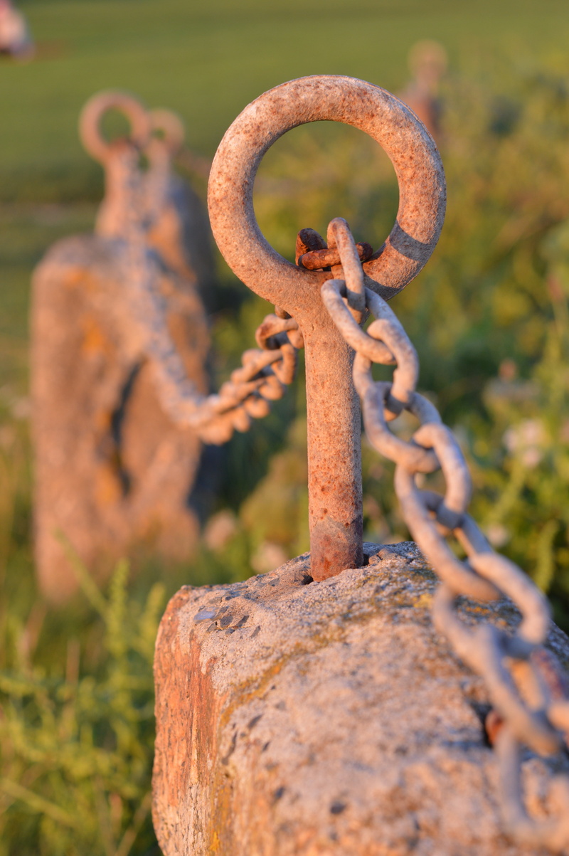 selective focus, coastline, steel, uk, sea, cornwall, st nicholas church, rusty, rock, damaged, nature, seaside, cornish, sun, architecture, day, chain