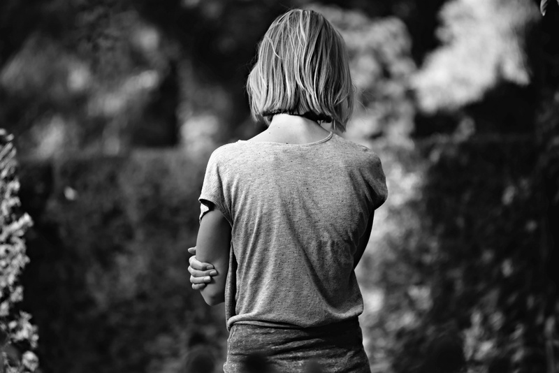 waist up, blonde, fashion, alone, rear view, hair, focus on foreground, three quarter length, males, woman, lifestyles, land, outdoors, casual clothing