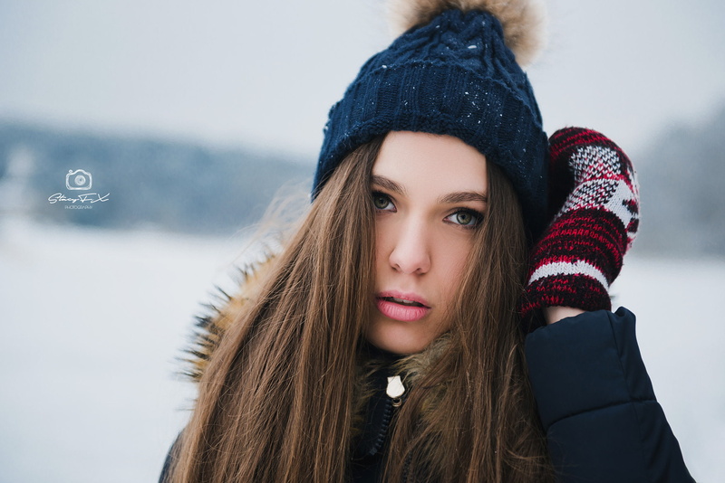 brunette, women, open mouth, women outdoors, looking at viewer, long hair, 1080P, bokeh, black jackets, jacket, green eyes, mittens, woolen