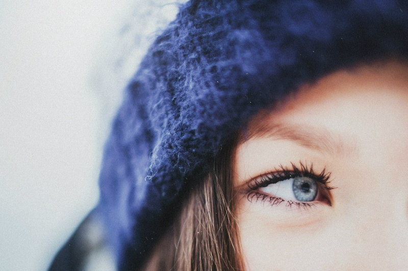 real people, beautiful woman, hat, human face, young women, eyeball, human eye, woolly hat, one person, closeup, eye, blue eyes, body part, beauty, 720P