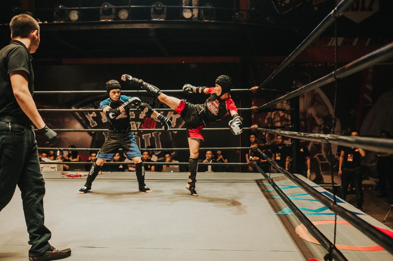 incidental people, 5K, real people, fighting, motion, battle, skill, indoors, boxing, wear, stadium, determination, architecture, boxing - sport, full length