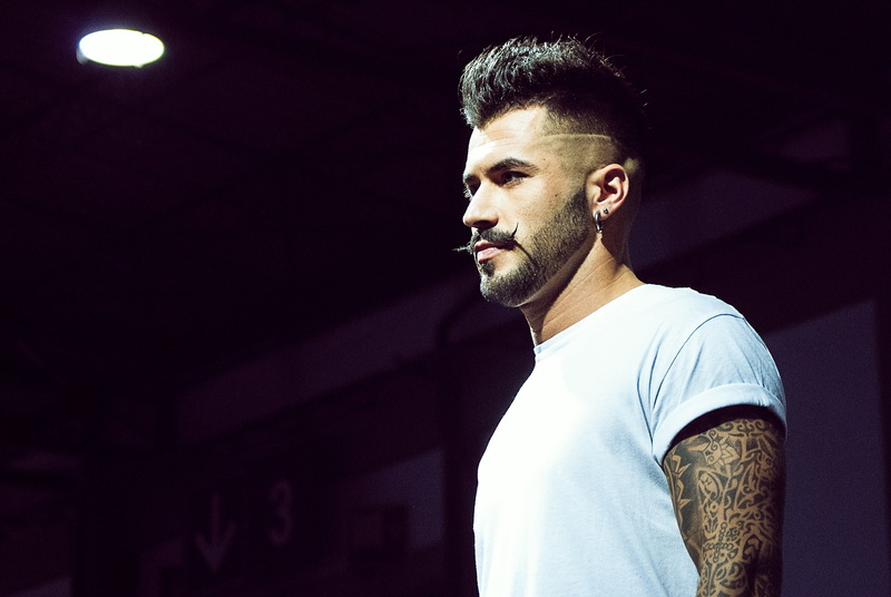 one Person, expocosmética, white, lifestyles, crew, neck, casual clothing, contemplation, hair, hairstyle, beard, man, sport, standing, 2K, adult, looking