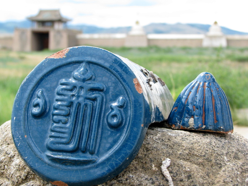 focus on foreground, Temple, military, no people, stone, Catfish, grass, Tile, the past, choch catfish, 16th century, day, monastery, Buddhism, clothing
