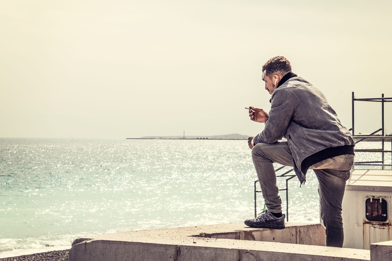 mobile phone, side view, lifestyles, leisure activity, wireless technology, horizon over water, technology, man, outdoors, sitting, 5K, nizza, music, nice