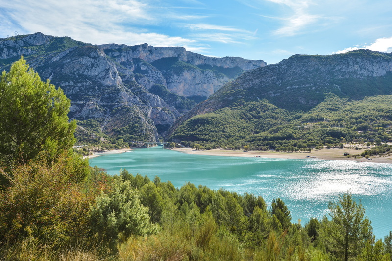 tranquility, holiday, tree, beauty in nature, non-urban scene, photo, mountain range, formation, lake, 5K, idyllic, plant, remote, verdon gorge, water