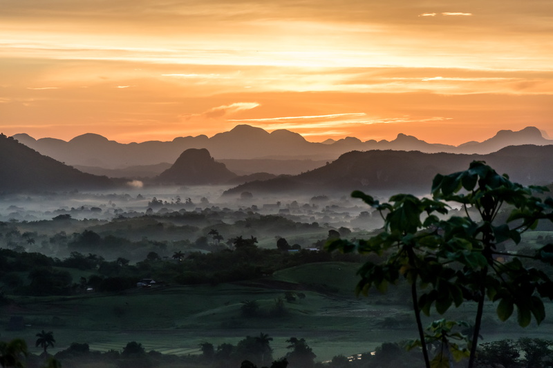 sun, tranquil scene, valley, beauty in nature, mountain range, provinz pinar del río, non-urban scene, tree, fog, mountains, mountain peak, kuba, tranquility