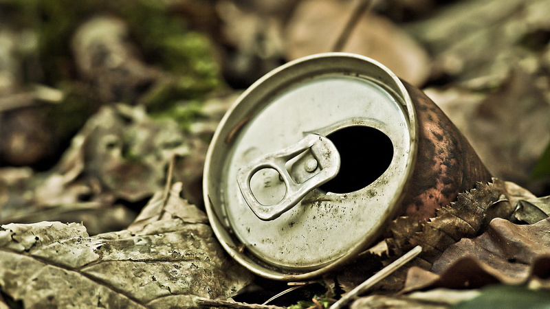 can, leaves, gray, land, outdoors, obsolete, close-up, focus on foreground, old-fashioned, brown, HDR, day, damaged, single Object, no People, retro Styled