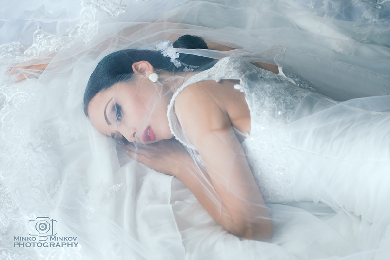 young women, one person, looking away, bride, veil, three quarter length, flowers, brides, 1080P, wedding dress, women, frock, newlywed, bed, real people