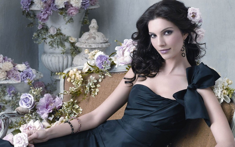 bouquet, lifestyles, fashion, young women, female, adult, dress, one, plant, alana, 1080P, real people, flower, one person, looking at camera, purple