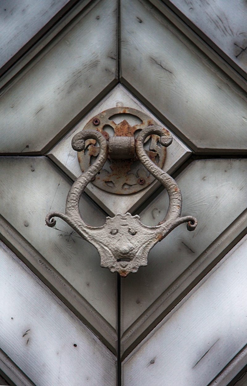close-up, call waiting, representation, historically, metal handle, ornate, old door, thumper, handle, goal, grain, entrance, full frame, antique, design