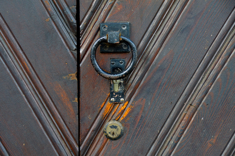 pattern, handle, door handle, metal, used, latch, entrance, outdoors, doorknocker, 5K, locked, wood - Material, knocker, security, safety, door, castle