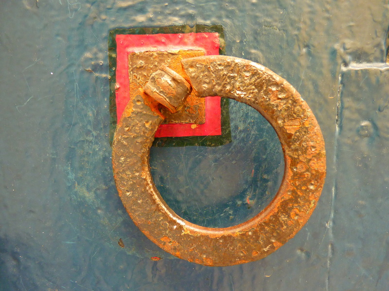 lock, entrance, close-up, outdoors, security, thumper, day, safety, wood - material, wood, rusty, door, protection, 4K, old, shape, iron, textured, circle