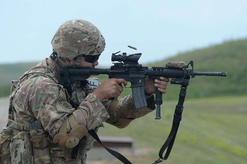 security, gun, uniform, sighting, soldier, weapon, people, war, machine gun, military, army, holding, m4a1 carbine, rifle, aiming, armed forces, adult