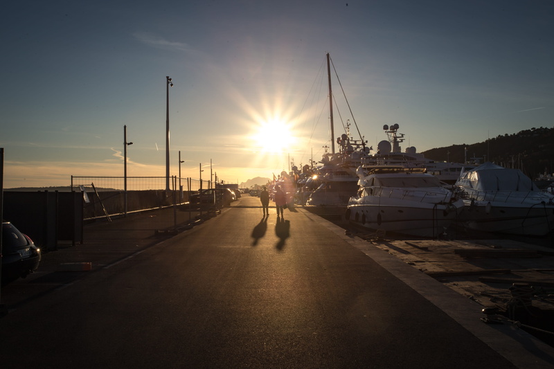 people, sunset, port, built structure, lens flare, harbour, golf juan, water, architecture, road, flare, transportation, 5K, shades, street light, outdoors