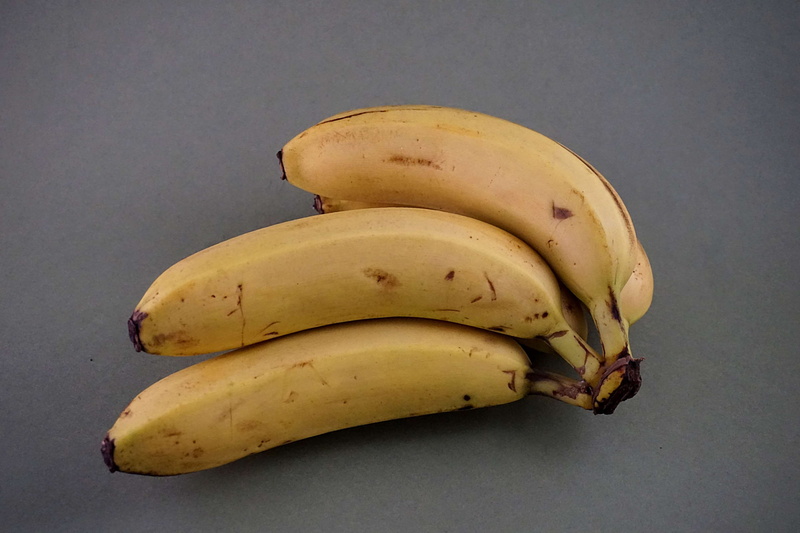 wellbeing, healthy eating, alimentation, fruit, indoors, freshness, nourriture, repas, jaune, ripe, banana, bananes, gray, high angle view, snack, still life