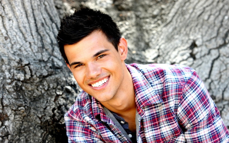 people, park - Man Made Space, day, real people, close-up, relaxation, brown Hair, actor, confidence, cheerful, male Beauty, toothy Smile, casual Clothing