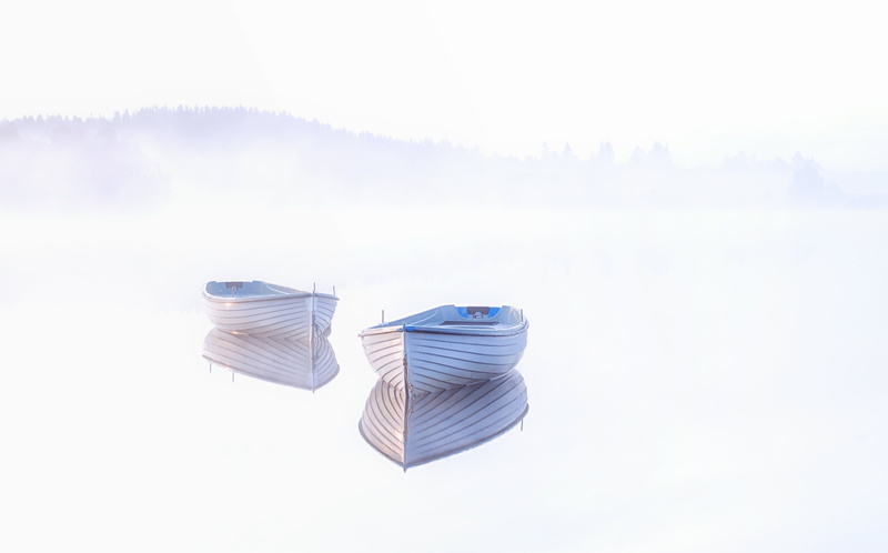 Scotland, hint, blue, Trossachs, morning, Mist, Dawn, body, 5K, grey, two, water, Loch Rusky, White, Boats, body of water, boat