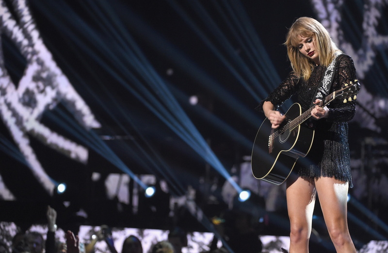 rock music, performance, one person, singing, 4K, stage, arts culture and entertainment, musician, pop musician, mtv video music awards 2017 4k high resolution mac