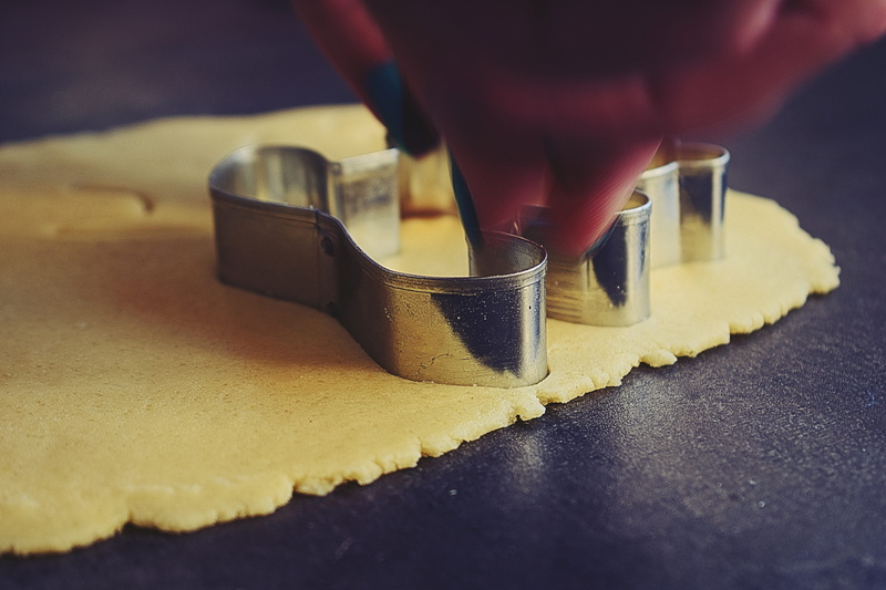 people, human finger, Christmas, human hand, gingerbread, working, 5K, food, indoors, ausstechplätzchen, holiday, occupation, one person, plätzchen backen