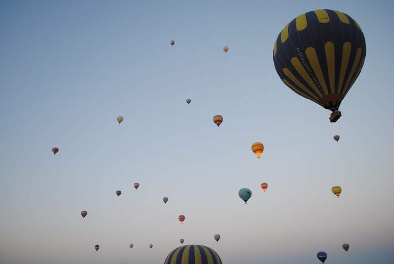 multi colored, göreme, ballooning festival, globo aerostatico, 4K, freedom, balloon, blue, travel, no people, capadocia, flying, mid-air, motion, outdoors
