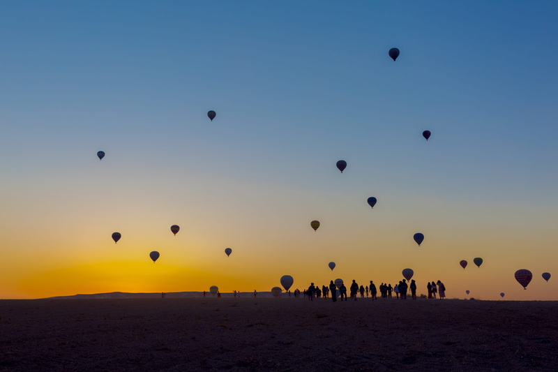 lift, balloon, leisure activity, travel, airballoon, orange color, holiday, air vehicle, nevşehir, crowd, 5K, large group of people, transportation, flying
