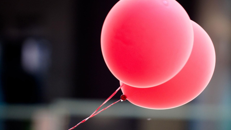 ribbon - sewing item, copy space, still life, inflating, vulnerability, balloon, red, event, mid-air, focus on foreground, day, single object, pink color