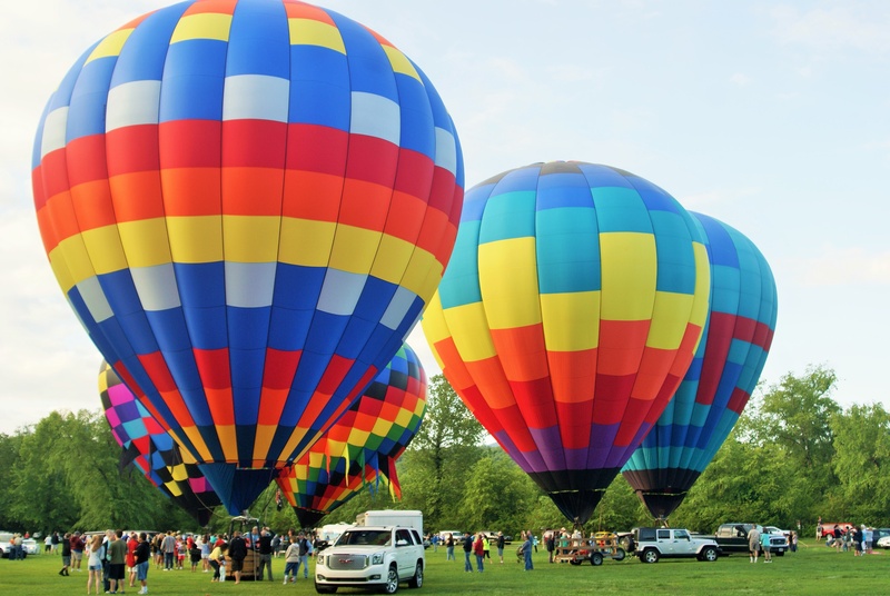 crowd, mode of transportation, flying, incidental people, colorful, blue, day, adventure, cloud, outdoor, group of people, sunny, hot air baloons, 4K