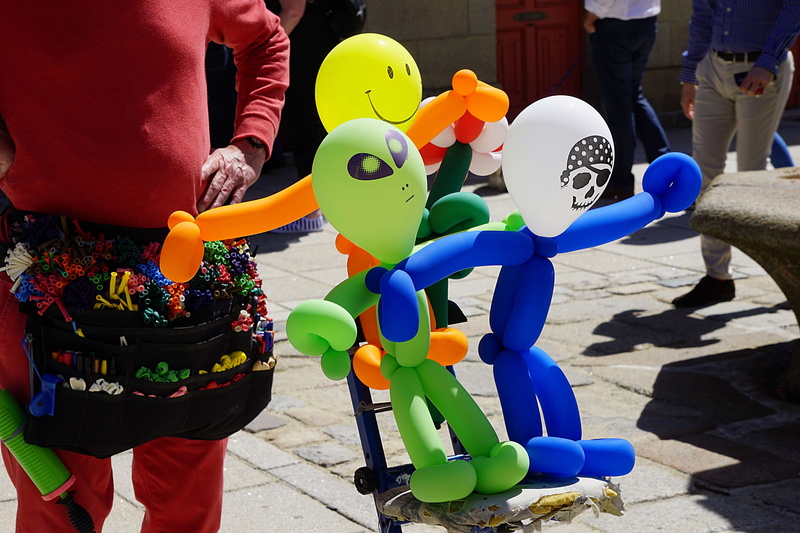 childhood, couleurs, people, outdoors, day, ballons, enfants, women, real people, child, multi colored, men, representation, air, 4K, balloon, holding