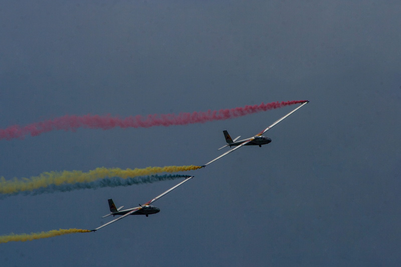 airshow, airplane, rot, blau, motion, segler, flying, plane, aerobatics, teamwork, low angle view, fliegen, cloud - sky, smoke - physical structure, fighter plane