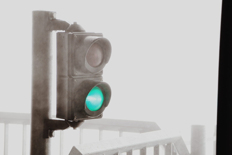 architecture, weiß, stoplight, road signal, mist, haze, communication, clear sky, 4K, green color, light, nature, green light, fog, bw, sky, safety, illuminated
