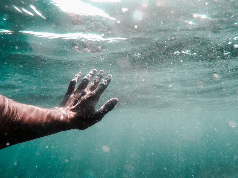 left, body part, finger, color, underwater, nature, outdoors, sunlight, lifestyles, orange, sun, ocean, human foot, 4K, swimming, reach, sunset, day, underwater reach