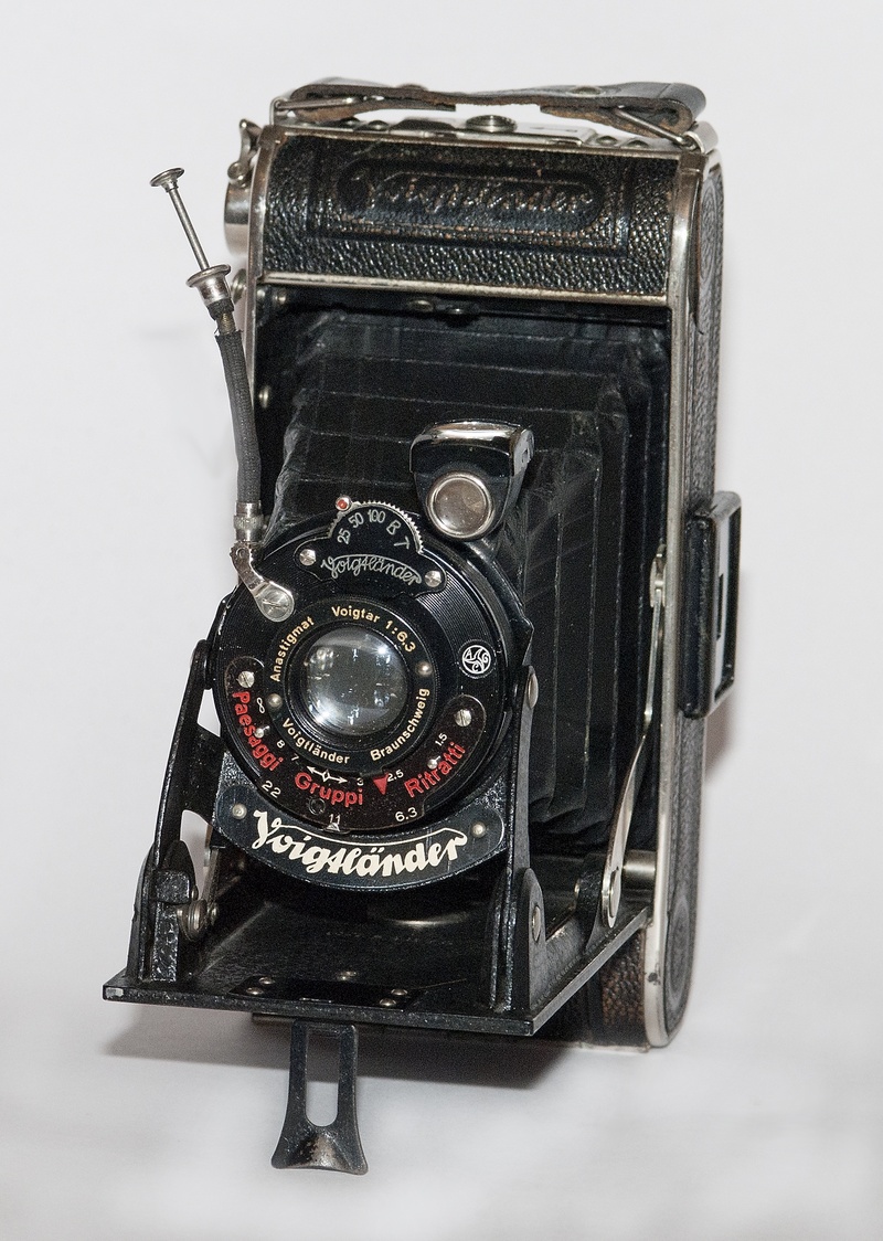 single object, retro styled, camera, ancient, white background, antique, close-up, communication, digital camera, number, metal, camera - photographic equipment